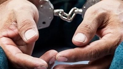 مختل عقليا يشعل النيران في محل ملابس بحلوان | فيديو