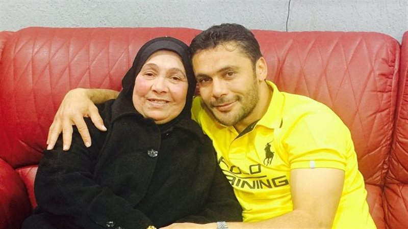اللاعب أحمد حسن ووالدته