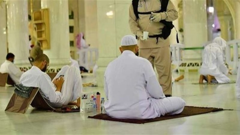 مصلون في المسجد الحرام