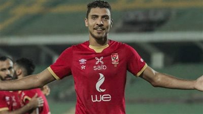 بعد اقتراب شريف من الفوز بجائزة هداف الدوري.. آخر لاعب بالأهلي حصد اللقب