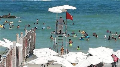 انخفاض نسبة إشغال الشواطئ بالإسكندرية وارتفاع نسبي لأمواج البحر| صور 