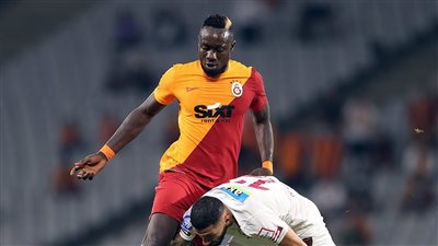 جالاتا سراي يسجل الهدف الأول في شباك بيشكتاش 