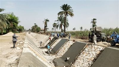 رئيس مدينة الأقصر يتابع أعمال تبطين الترع في القرى والنجوع