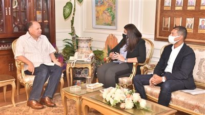 محافظ أسيوط يبحث زيادة استثمارات 