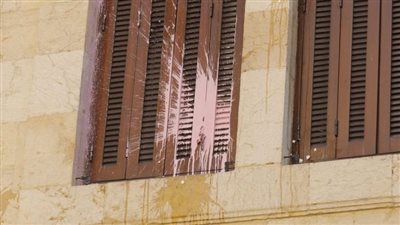 رشقوها بالبيض العفن.. لبنانيون يتظاهرون أمام البنوك المركزية لاستعادة أموالهم