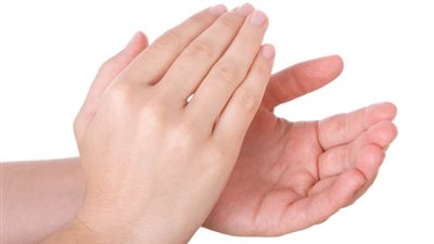 ما موقف الدين والمذاهب من التصفيق وهل هو أنواع؟