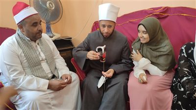 أسامة الأزهري يفاجئ الثانية على الثانوية الأزهرية مكفوفين بزيارتها في البحيرة| صور
