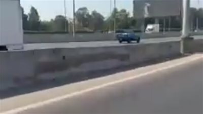 مطاردة مثيرة بين الشرطة وسيارة تسير عكس الاتجاه أعلى الدائري|فيديو 