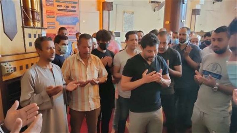 أثناء الدعاء لوالدته