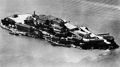 عرض مقتنيات أشهر زعيم عصابات وسجين 