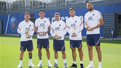 ميسي يتسلم أول جائزة مع باريس سان جيرمان