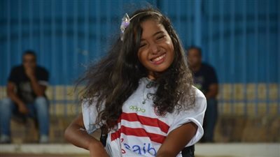 الطفلة نور تؤازر الزمالك باستاد الدفاع الجوي قبل مباراة الإنتاج|فيديو