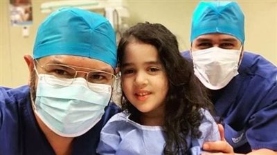 أول صورة لابنة علي الطيب بعد خروجها من العمليات 