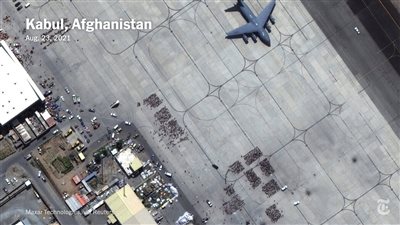 لقطات جوية تظهر الحشود البشرية بمطار كابول| صور