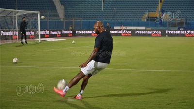 لاعبو الزمالك يجرون عمليات الإحماء قبل مباراة الإنتاج| صور