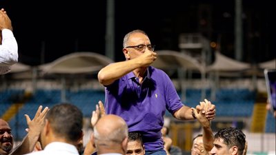 بعد البقاء بالدوري.. رئيس نادي البنك الأهلي يحتفل مع اللاعبين بالملعب|صور