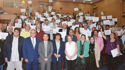 وزيرة الثقافة تسلم شهادات تخرج الدفعة الأولى من مشروع السينما بين إيديك