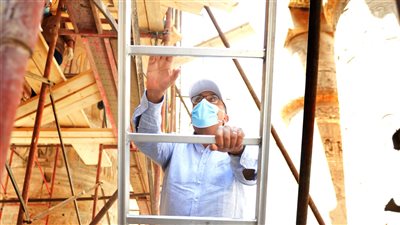 شاهد.. رئيس الوزراء يتسلق السقالة في معبد الكرنك