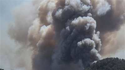 عودة الحرائق للجزائر بعد الغابات.. حريق ضخم بمطاحن الأوراس| فيديو