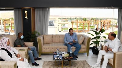 محافظ أسوان يناقش مع الأبنية التعليمية إنشاء مدارس تجريبية دولية وتطبيقية وتكنولوجية 