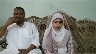 تكريم الأهالي للمتفوقين في الثانوية العامة.. عقد ذهب ووجبة سمك أبرز الهدايا 