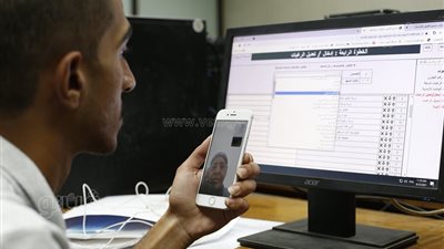 طالب يشارك والدته تسجيل رغباته بتنسيق الجامعات عبر الفيديو كول | فيديو وصور