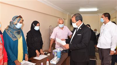 رئيس جامعة سوهاج يتابع حملة التطعيم ضد فيروس كورونا