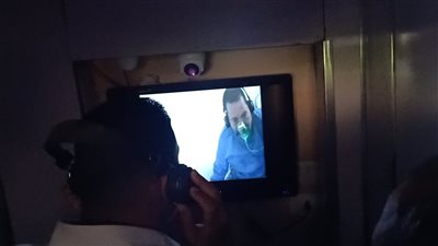 محافظ الدقهلية يتواصل مع مصابي كورونا في عزل ميت غمر إلكترونيا | فيديو