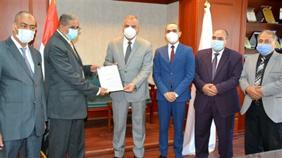 محافظ سوهاج يسلم عقدا لمنح مشروعات بقيمة مليون جنيه لدعم أصحاب المشروعات الصغيرة 