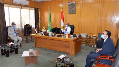 محافظ الإسماعيلية يناقش إنشاء مدرسة دولية| صور