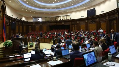 شجار واشتباك بالأيدي بين أعضاء برلمان أرمينيا| فيديو 