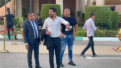 أحمد حسن يستقبل المعزين في والدته بمسجد الشرطة | صور 