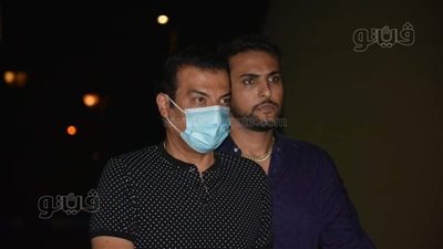 طاهر أبو زيد وإيهاب توفيق يقدمان العزاء في والدة أحمد حسن بمسجد الشرطة |صور 