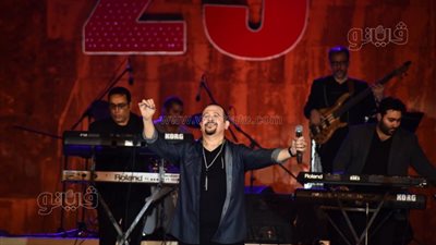 بـ 10 أغاني.. هشام عباس يفتح صندوق الذكريات بحوار غنائي مع جمهور محكى القلعة 