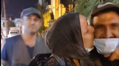 في مشهد أبكى الجميع.. أم فلسطينية تعثر على ابنها المفقود منذ عامين بالجزائر | فيديو