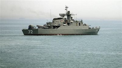 لحظة انشطار فرقاطة أمريكية لنصفين في هجوم بصواريخ | فيديو