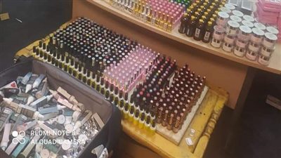 صيدلية متنقلة.. إحباط محاولة تهريب دولاب مستحضرات تجميل بمطار القاهرة | صور