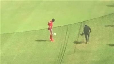 بالتيشيرت الأحمر.. جلسة تصوير لـ