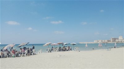 شاهد.. إقبال متوسط على شاطئ الأنفوشي الغربي بالإسكندرية 