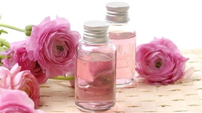 يقي من الحبوب ويجدد الخلايا.. فوائد زيت الورد على البشرة 