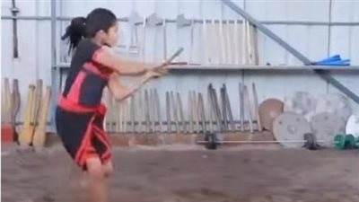 فتاة تمارس حركات مذهلة في فن 