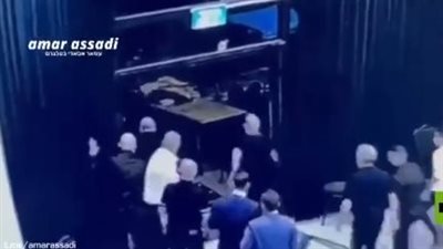 إصابة والد العريس.. شاهد لحظة السطو المسلح بقاعة زفاف لسرقة نقوط عرس