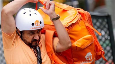 واقع كابول.. وزير الإعلام الأفغاني عامل دليفري في ألمانيا| صور 