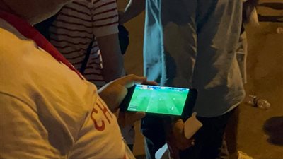 بعد منعهم من الدخول.. جماهير الزمالك تشاهد مباراة الفريق عبرالهواتف أمام استاد بتروسبورت|فيديو