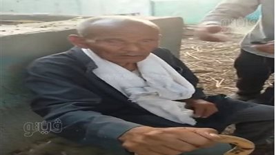 شاهد.. حارس مقابر ينام بجوار قبر نجله الوحيد منذ 6 سنوات بالشرقية