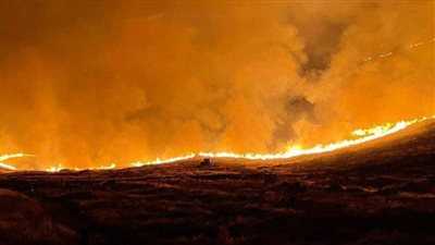 ينتشر بسرعة والدفاع المدني عاجز.. حريق هائل على الحدود اللبنانية السورية | فيديو 