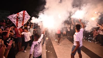 شماريخ وهتافات.. احتفالات جنونية لجماهير الزمالك فرحا بدرع الدوري | صور 