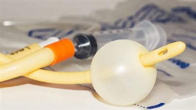 دار الإفتاء توضح كيف يتطهر المريض الذي يركب قسطرةَ البول وحكم صلاته؟