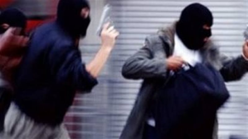 اقتحام شخص لأحد البنوك
