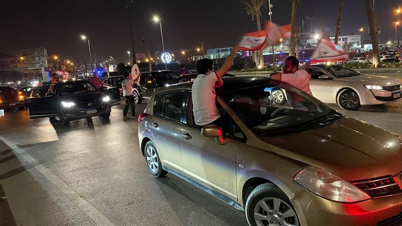 احتفالات أمام إستاد